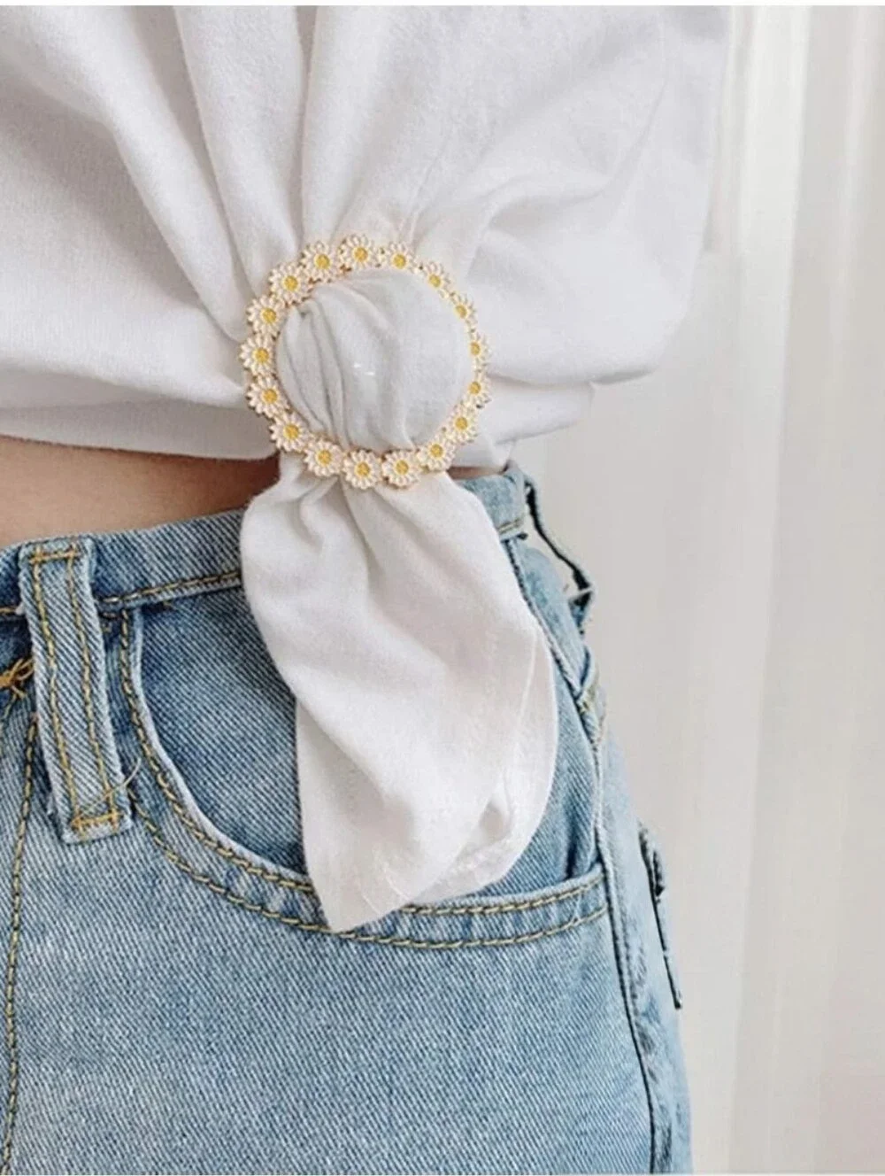 Daisy Flower Round Circle Scarf Brooch Goldtone NWOT